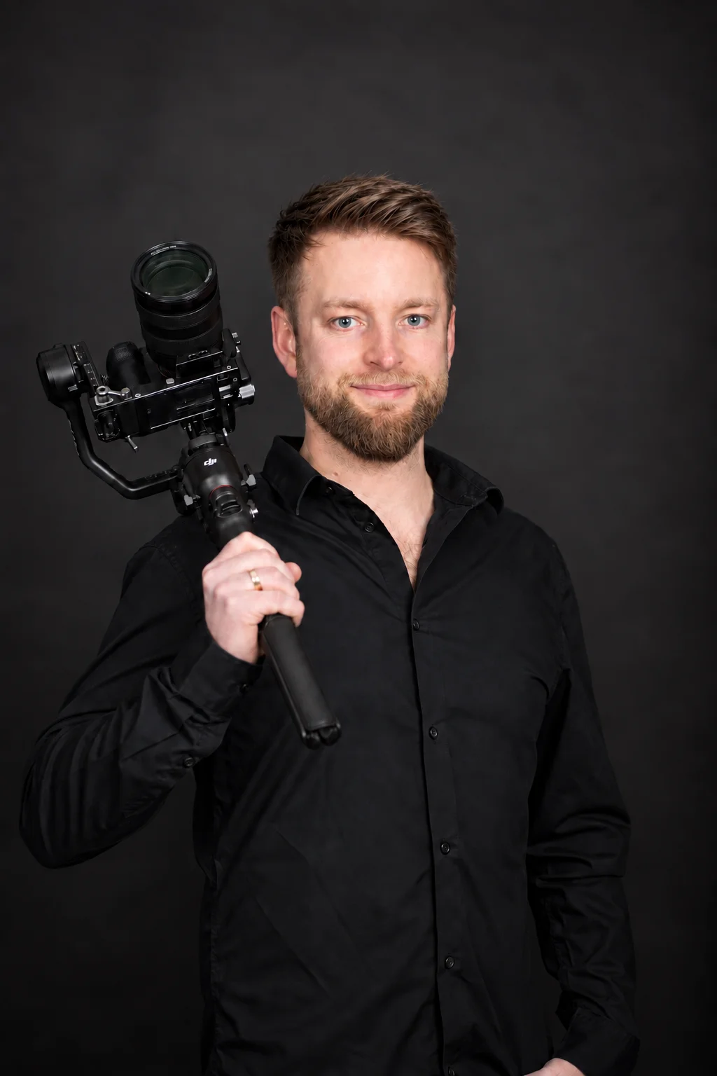Lion Erfurth mit Kamera und Gimbal